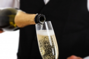 How to serve sparkling wine like a sommelier