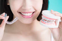 How to Choose Between Traditional Braces & Invisalign