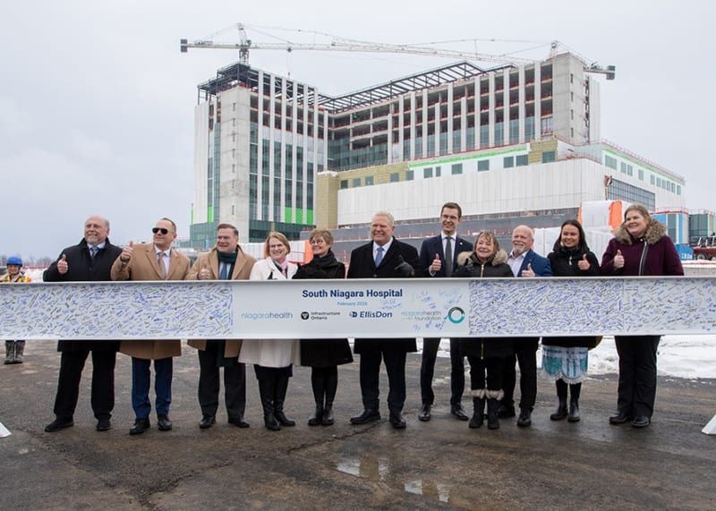 La célébration de signature de poutre marque une étape importante pour l’Hôpital de Niagara-Sud