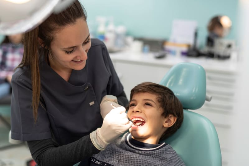 Soins dentaires pour enfants (dentisterie pédiatrique) 2–4 ans : brossage, nutrition, prévention des caries & visites chez le dentiste
