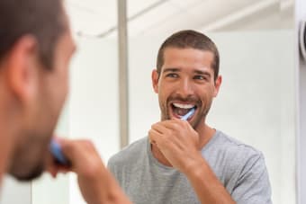 ¿Cuántas veces al día debo cepillarme los dientes?